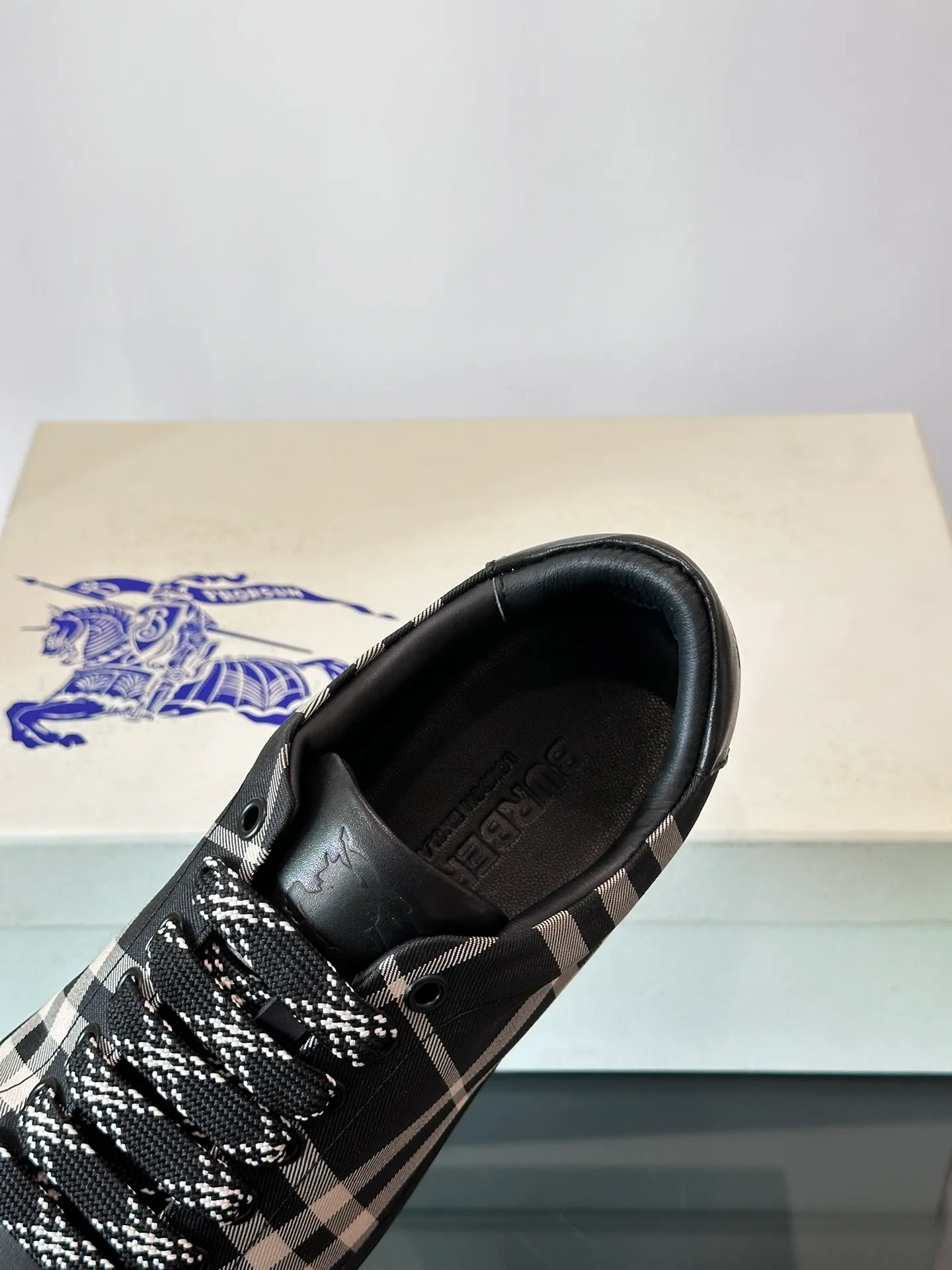 P380▫️B’s men’s classic low-top sneakers are reinterpreted in Vintage plaid cotton and cowhide materials, and decorated with a new brand logo. First-layer cowhide lining, heel decorated with Burberry letter embossed logo, original outsole Size: 38-44 (.45 customized) No. 068